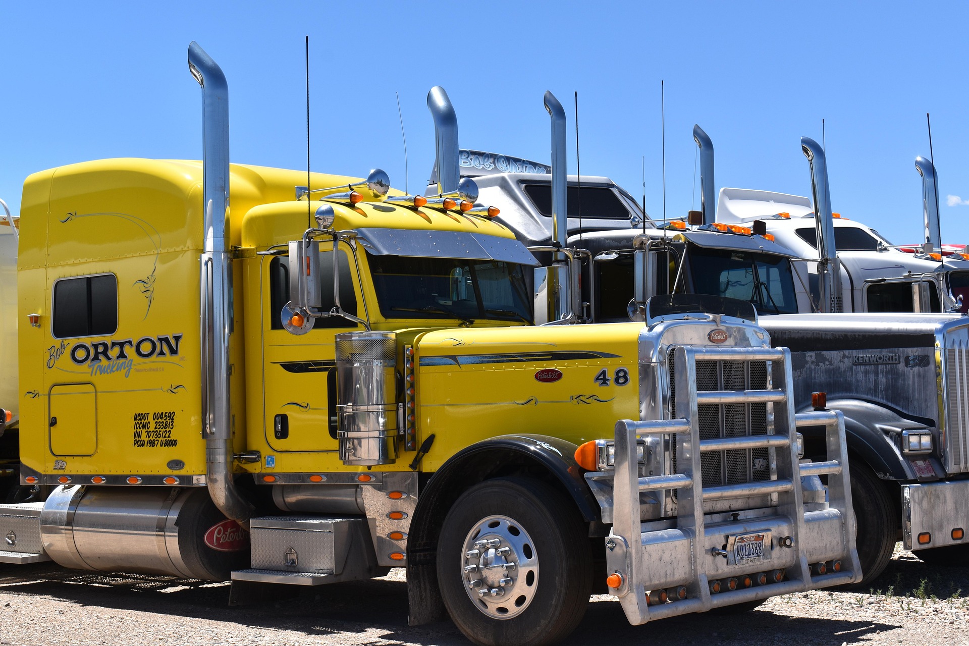 roberto_bellasio-truck-4424342_1920.jpg
